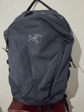 Arc'teryx Mantis  Black Backpack with Light Gray Interior 26L Navy Blue